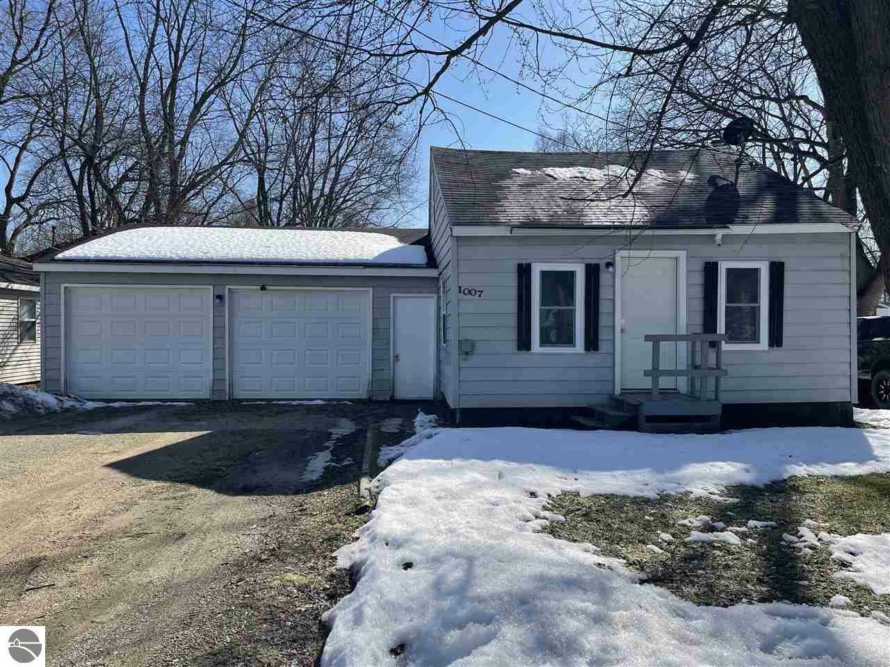 Property Photo:  1007 Arthur  MI 48858 