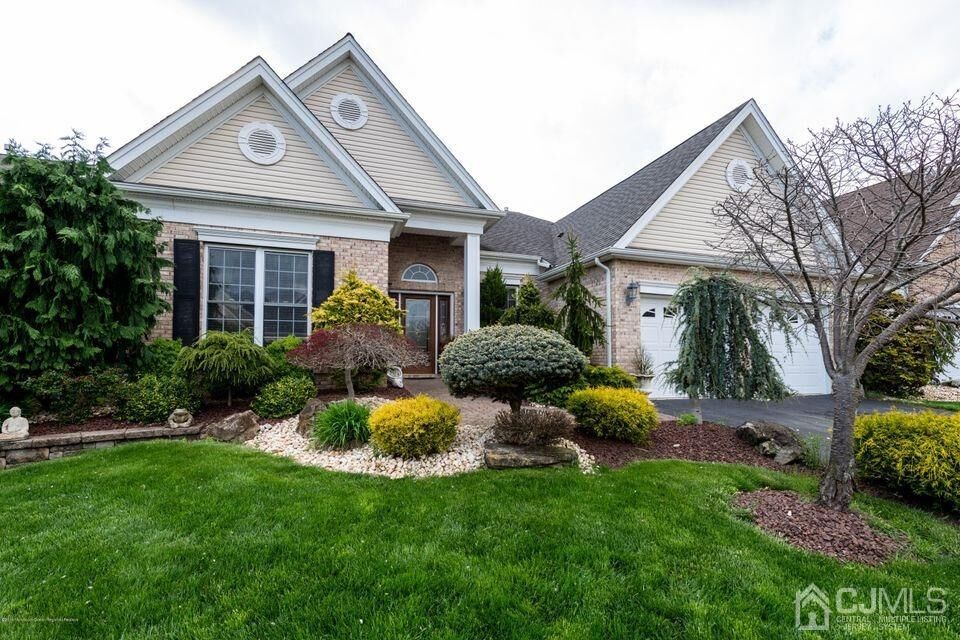 Property Photo:  8 Crenshaw Court  NJ 08831 
