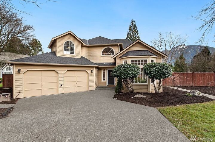 Property Photo: 1010 SW Tenth St WA 98045