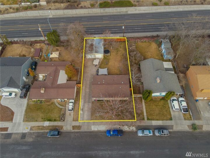 Property Photo:  927 S Balsam St  WA 98837 