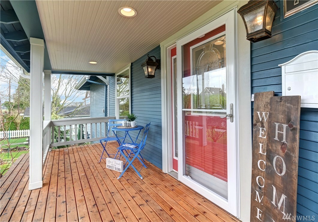 Property Photo:  216 Avenue I  WA 98290 