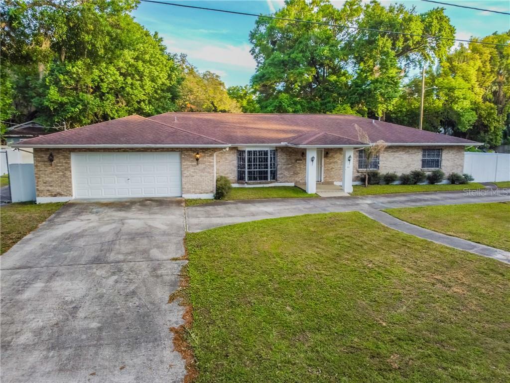 Property Photo:  1801 E Park Circle  FL 33610 