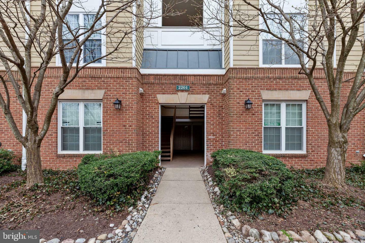 Property Photo: 2201 Westcourt Lane 103 VA 20170