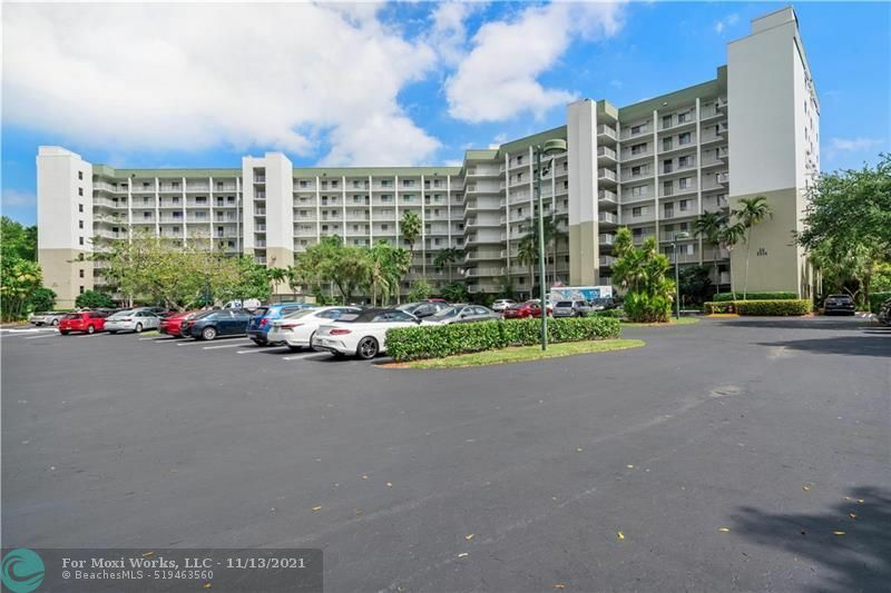 Property Photo: 2334 S Cypress Bend Dr 810 FL 33069