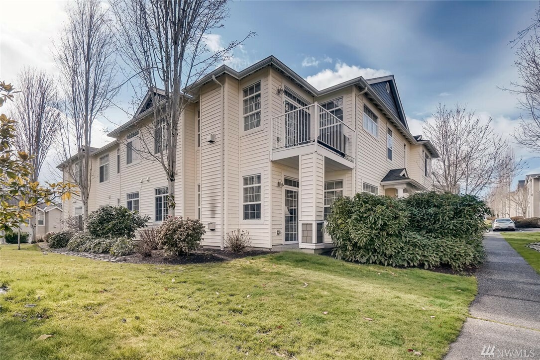 Property Photo:  1855 Trossachs Blvd SE 1301  WA 98075 