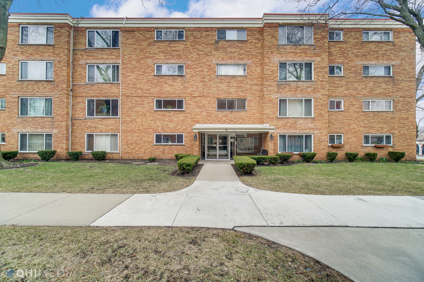 Property Photo:  1819 W Thome Avenue N205  IL 60660 