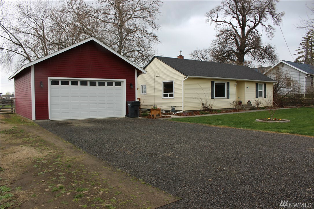 Property Photo:  671 NW Evans Ave  WA 99362 