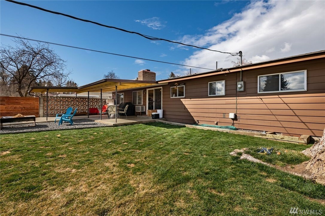 Property Photo:  1116 E 3rd Ave E  WA 98296 