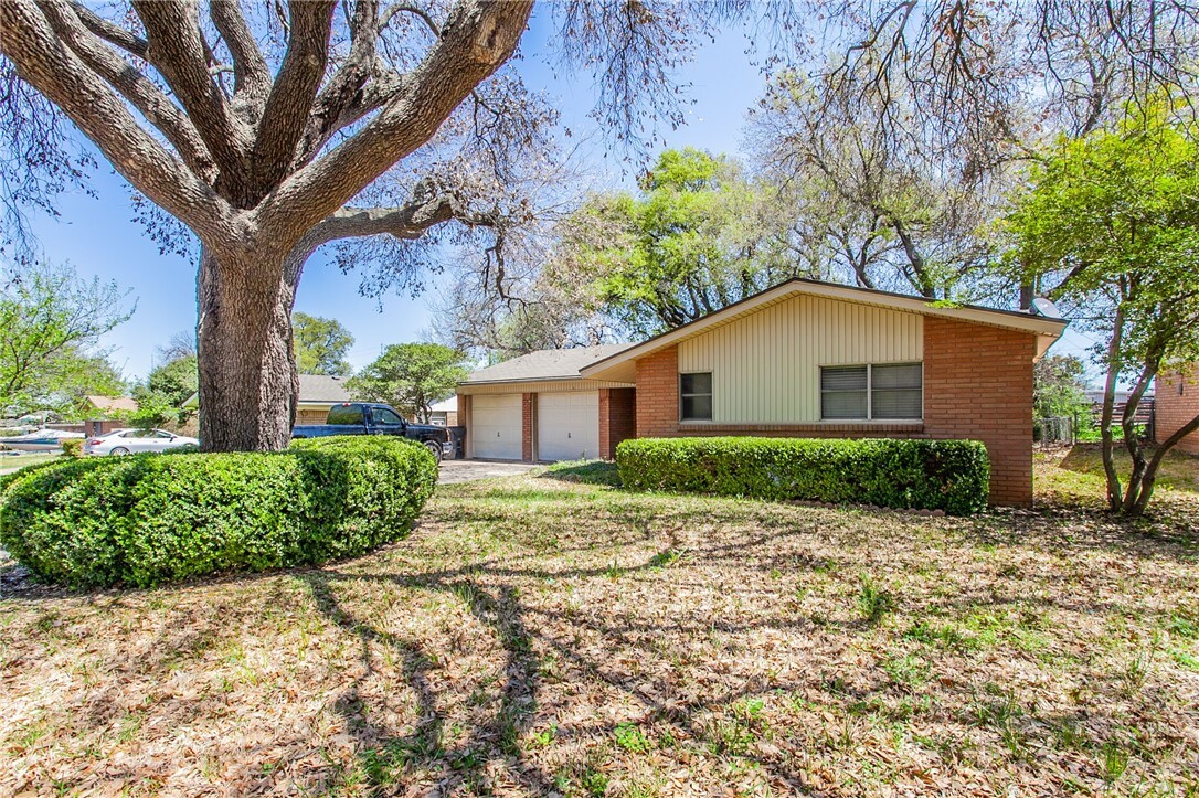 Property Photo:  801 Dickens Drive  TX 76710 