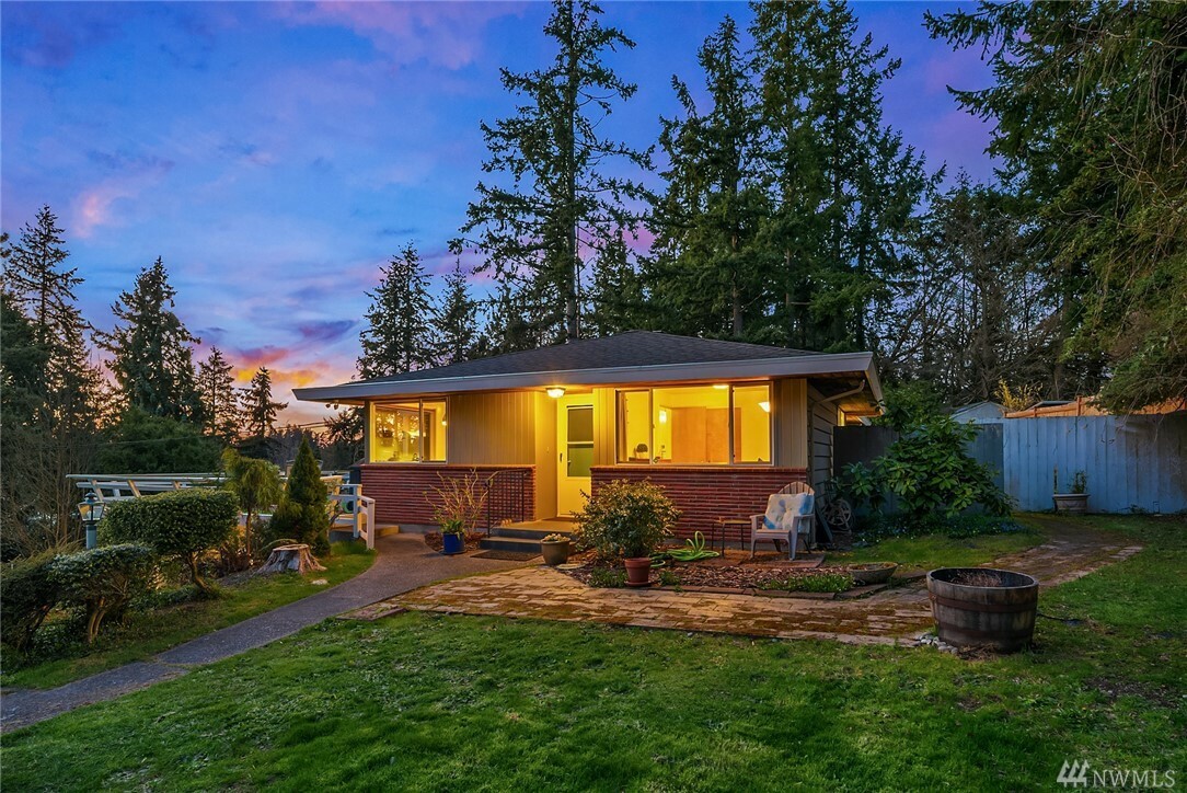 Property Photo:  10301 242nd Place SW  WA 98020 