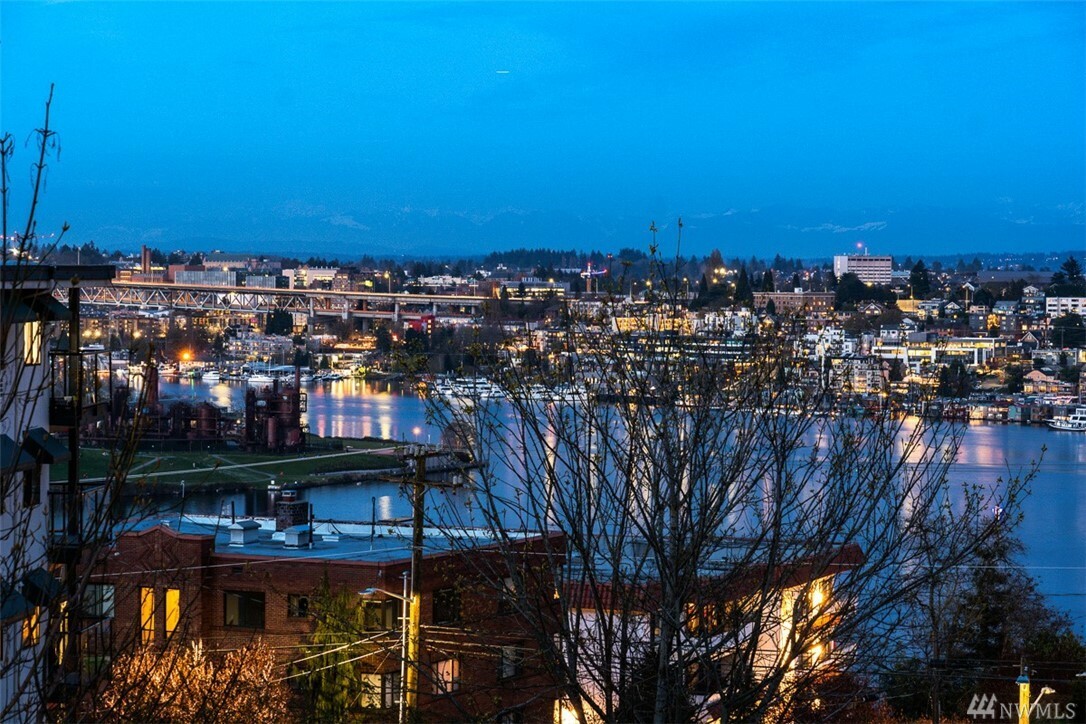 Property Photo: 2410 Aurora Ave N 108 WA 98109