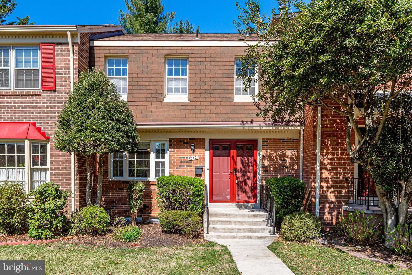Property Photo: 1812 Golf View Court VA 20190
