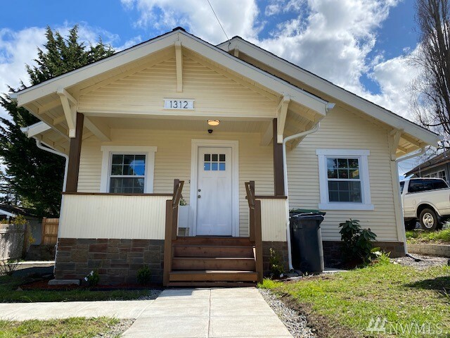 Property Photo:  1312 Edgewood Ave  WA 98584 