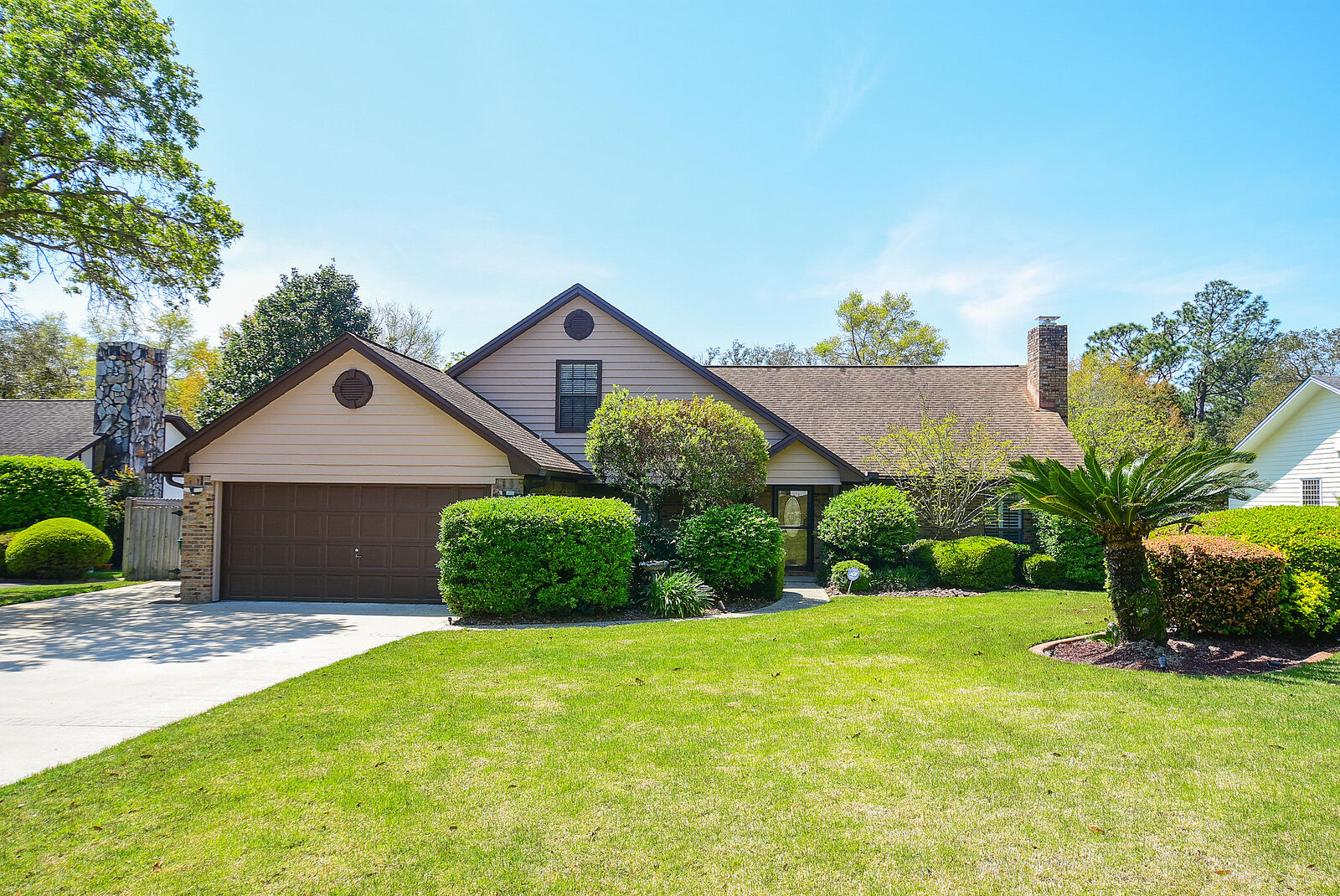 Property Photo:  940 Ridgewood Way  FL 32578 