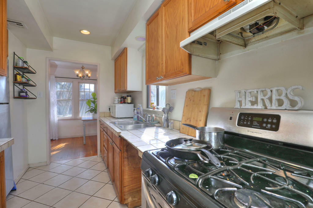 Property Photo:  1233 Hemlock Lane  CA 93001 