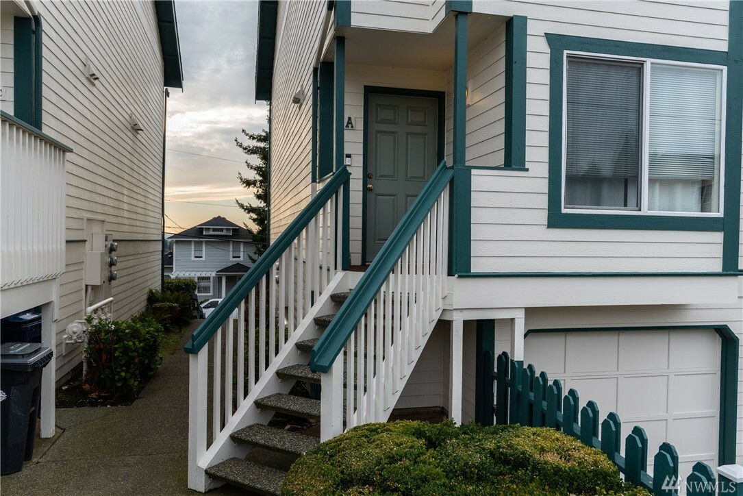 Property Photo:  118 N 6th St A  WA 98273 