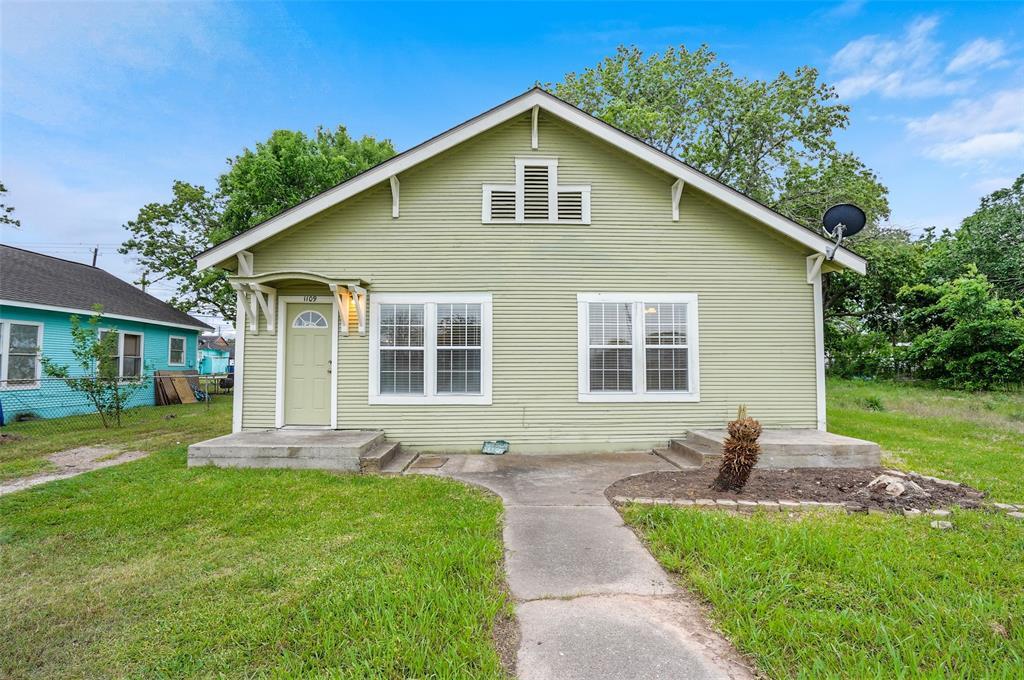 Property Photo: 1109 W Broad Street TX 77541
