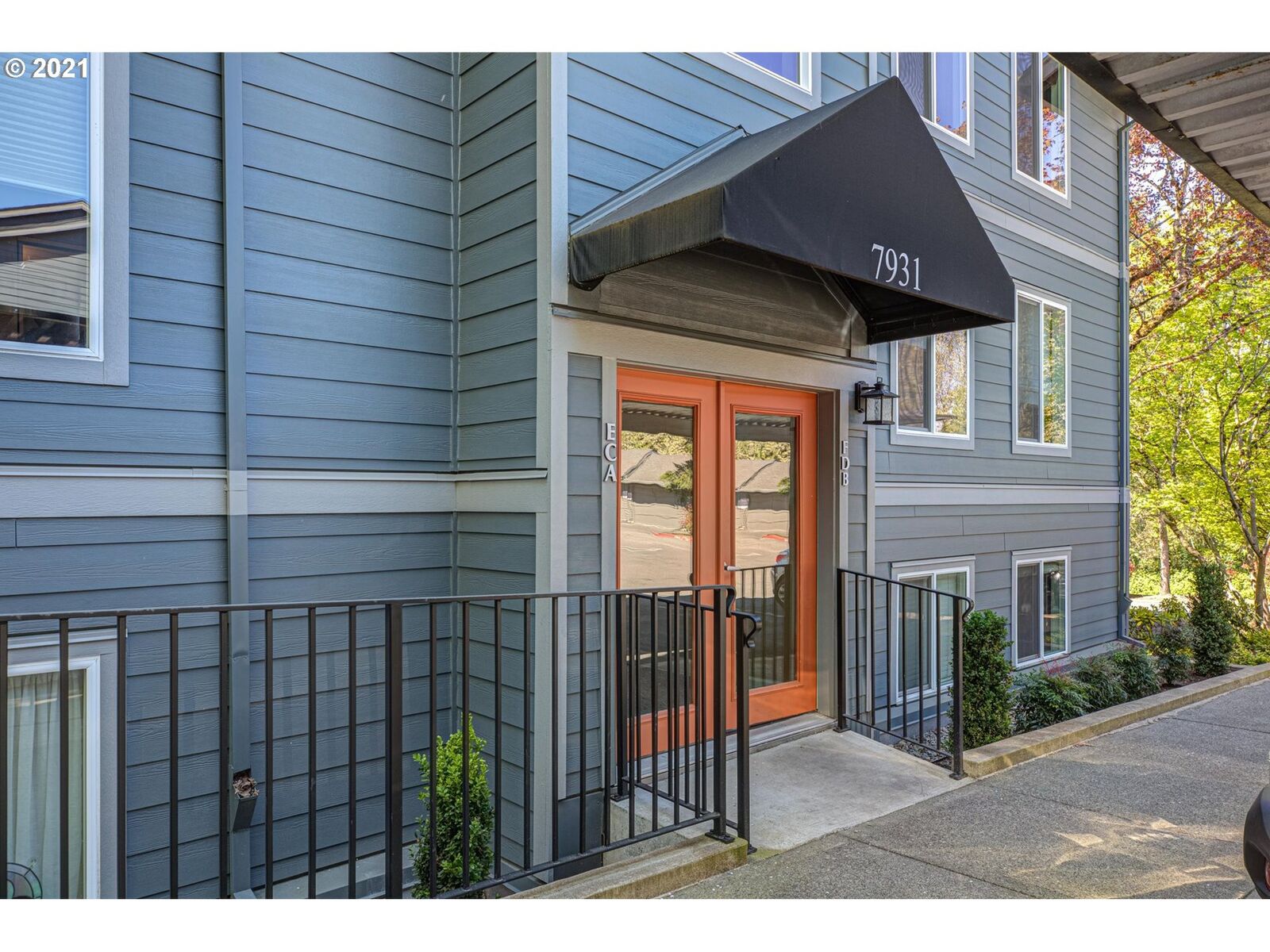 Property Photo: 7931 SW 40th Ave F OR 97219