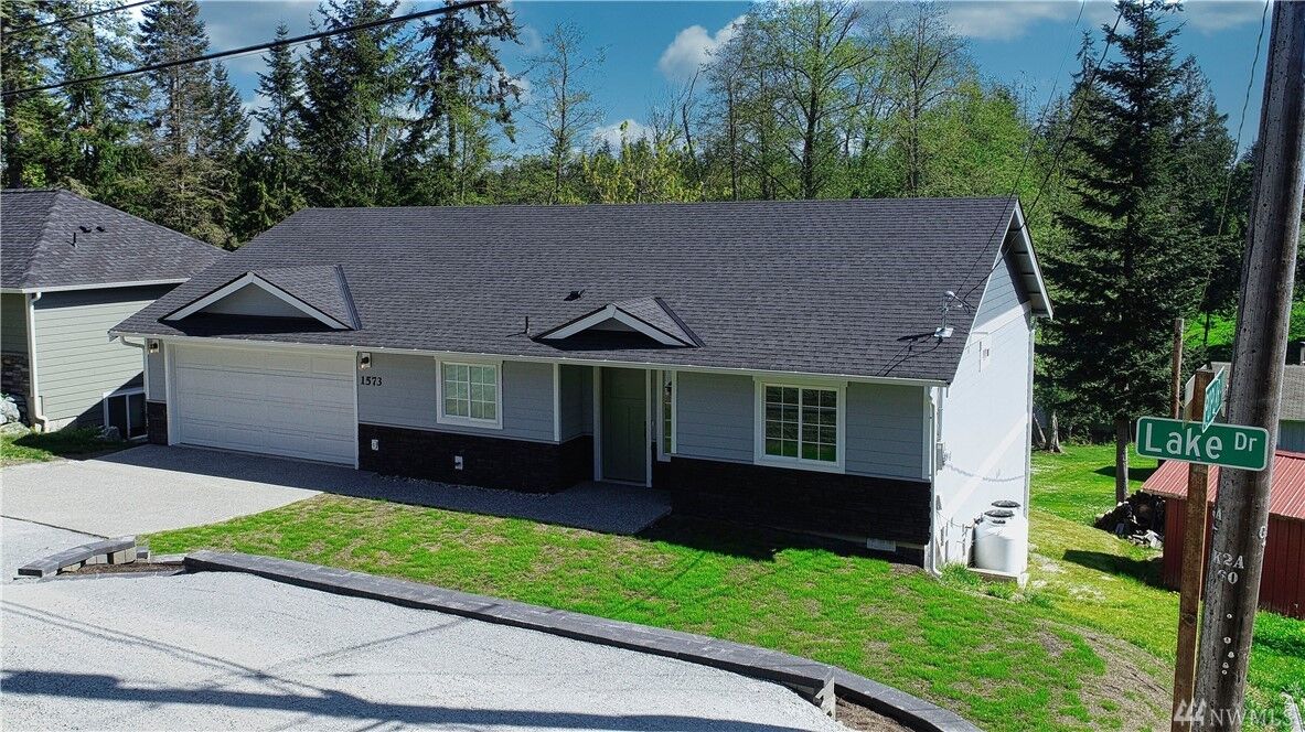 Property Photo: 1573 Lake Dr WA 98282