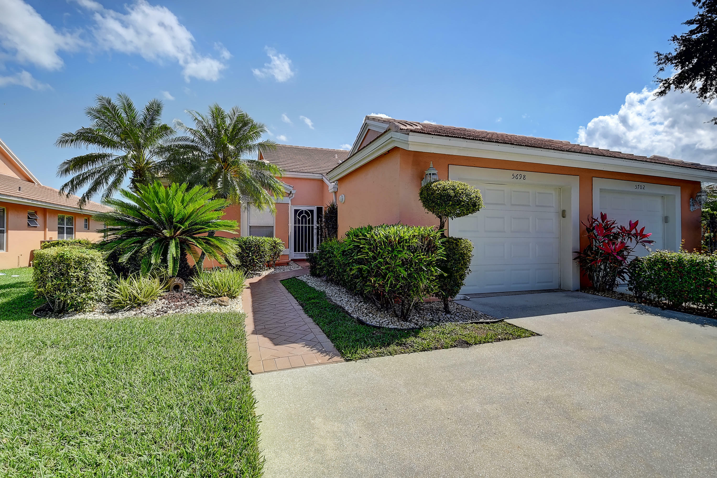 Property Photo:  5698 Royal Lake Circle  FL 33437 