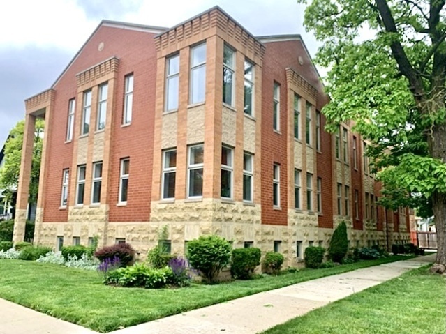 Property Photo: 4440 W Sunnyside Avenue 1N IL 60630