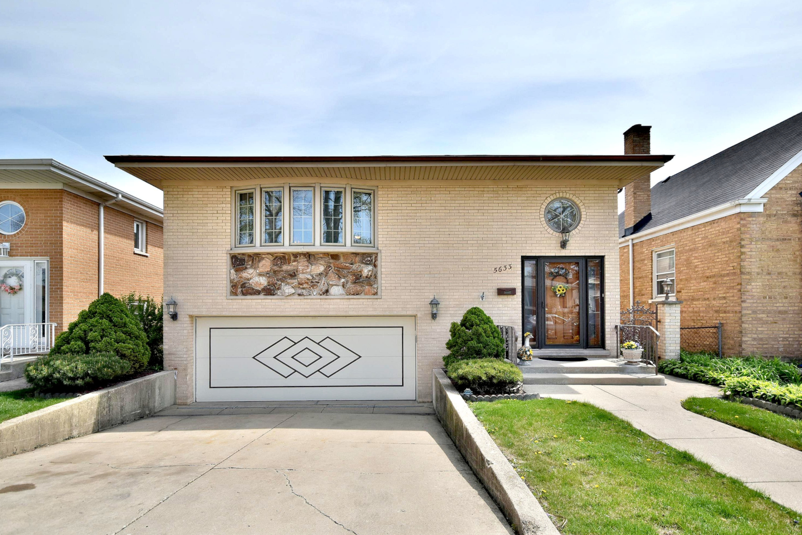 Property Photo: 5633 N Overhill Avenue IL 60631