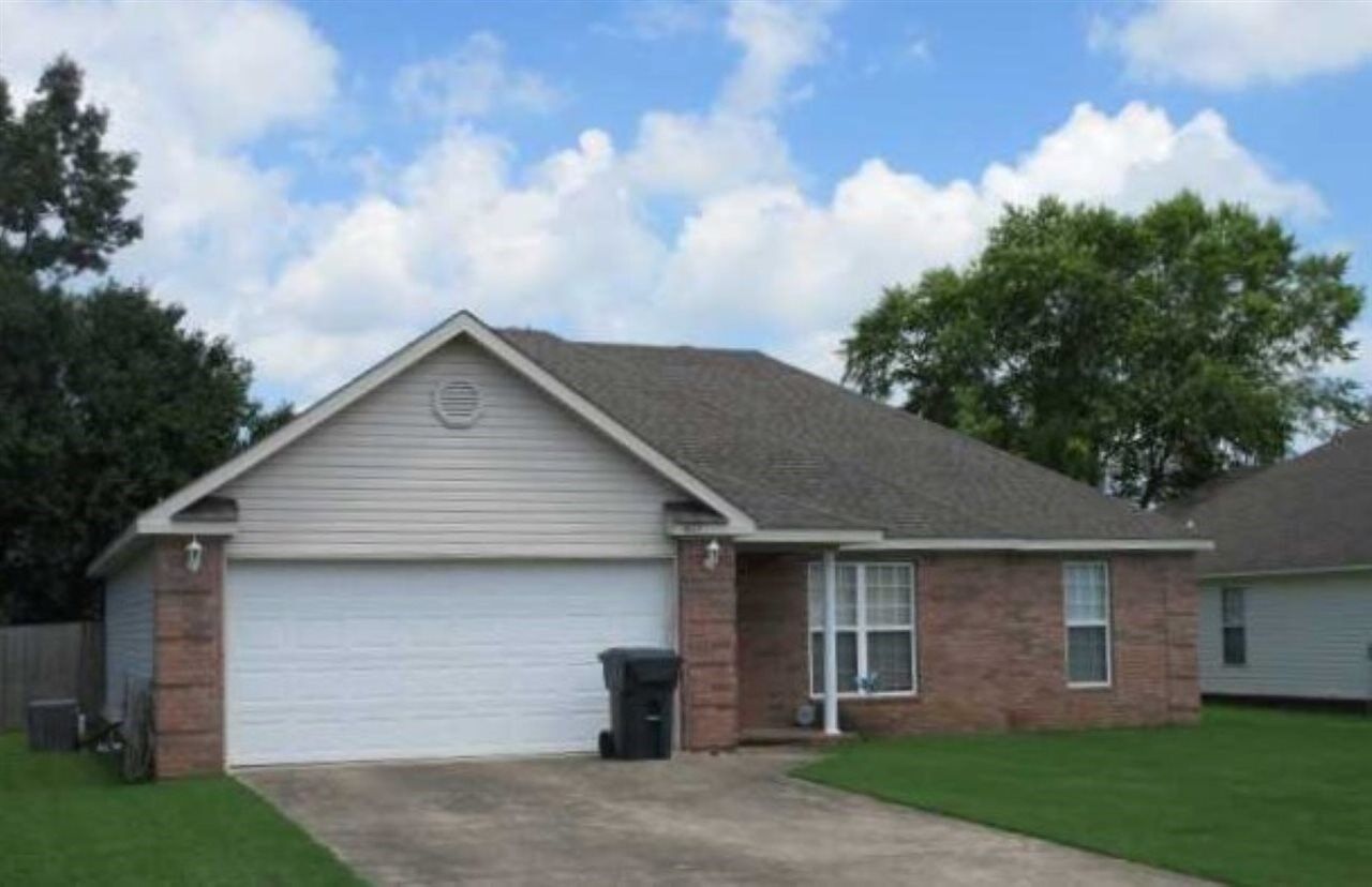 Property Photo:  1405 Hemmingway  AR 72401 