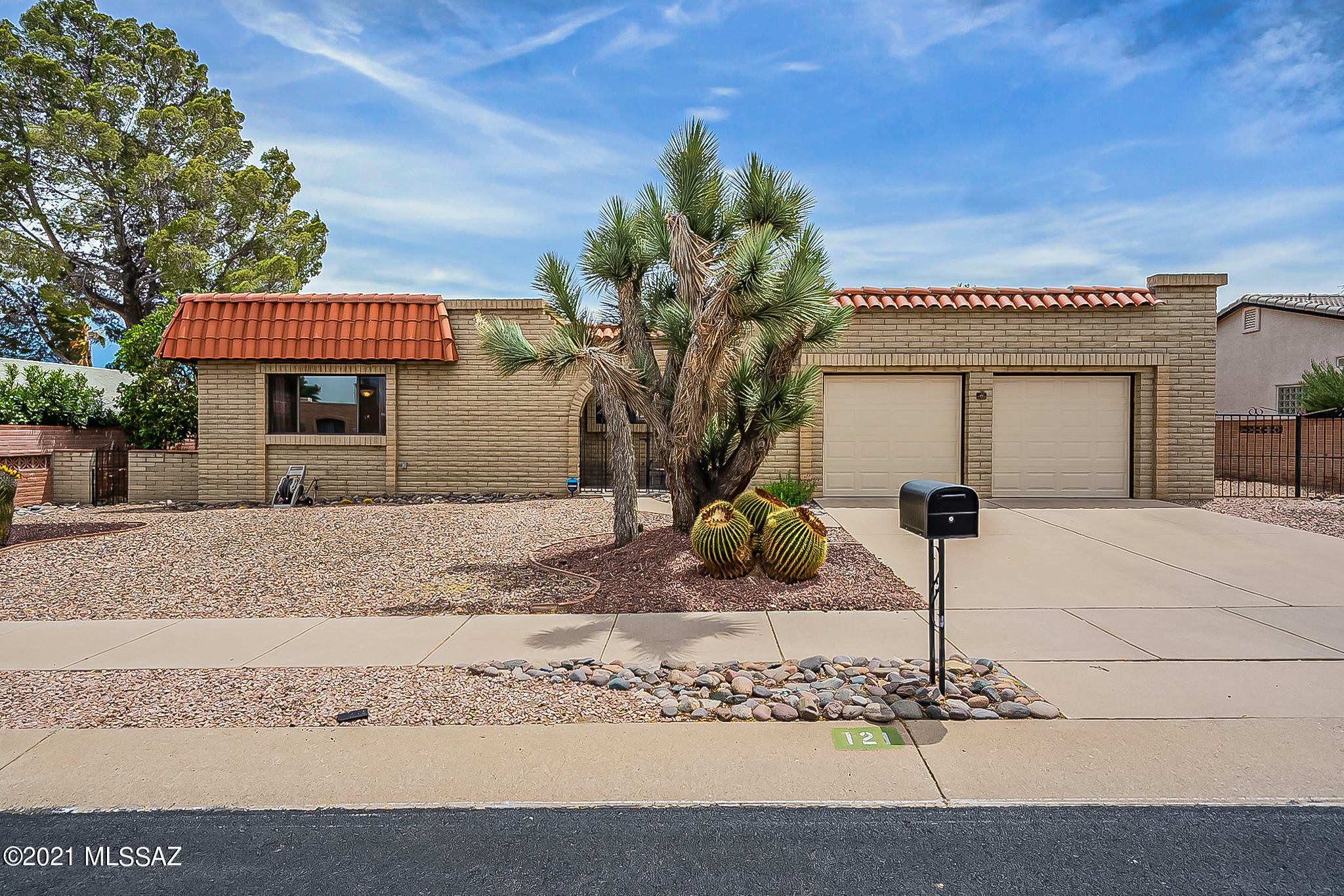 Property Photo:  121 W Calle Manantial Kent  AZ 85614 