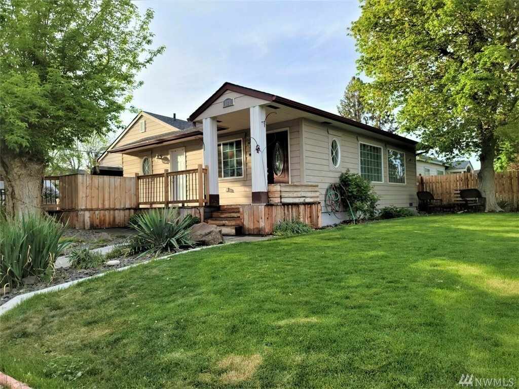 Property Photo:  161 F St SW  WA 98823 