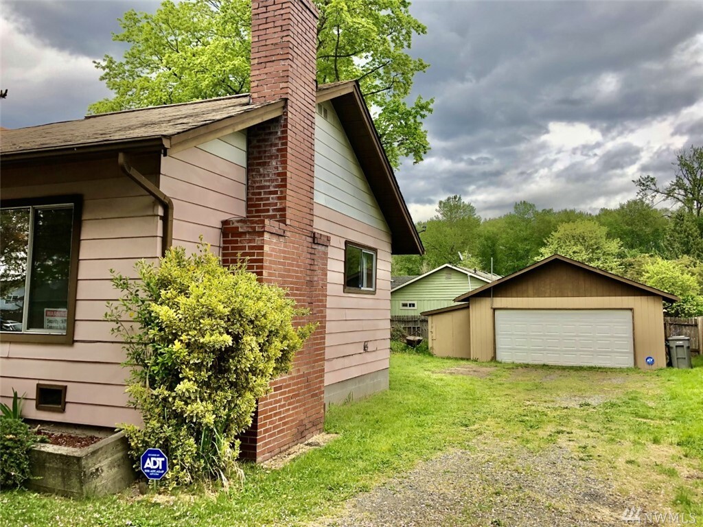 Property Photo: 330 V St SE WA 98002