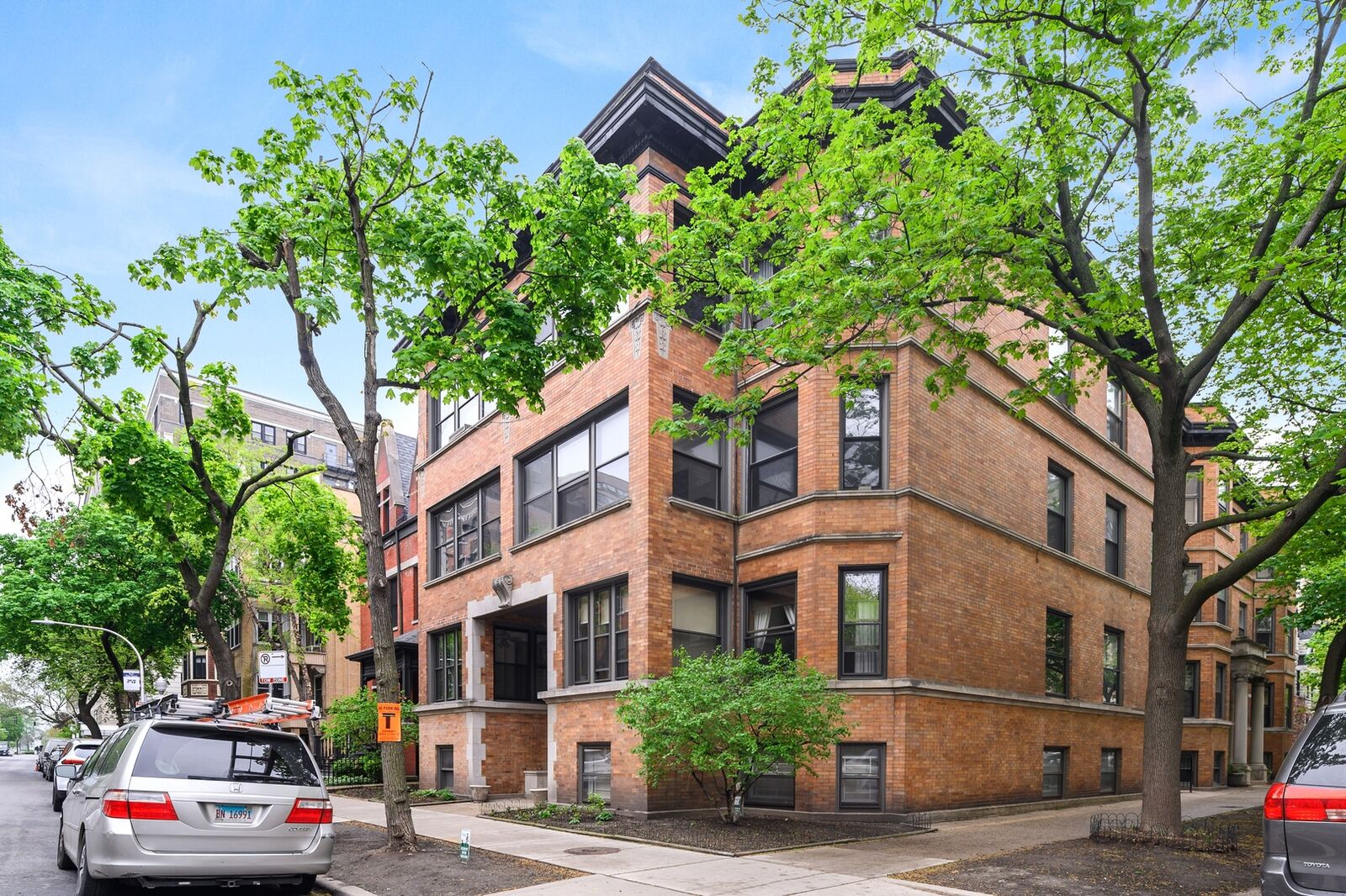 Property Photo: 445 W Surf Street 2 IL 60657