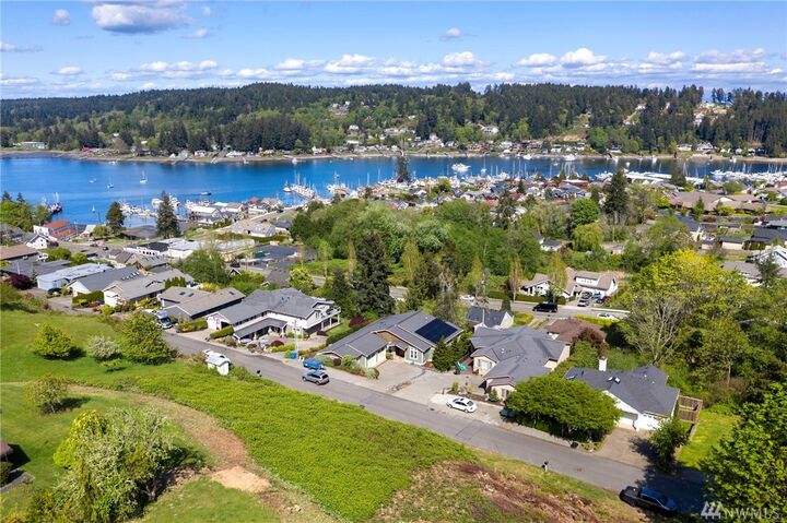 Property Photo: 8033 Bayridge Ave WA 98332