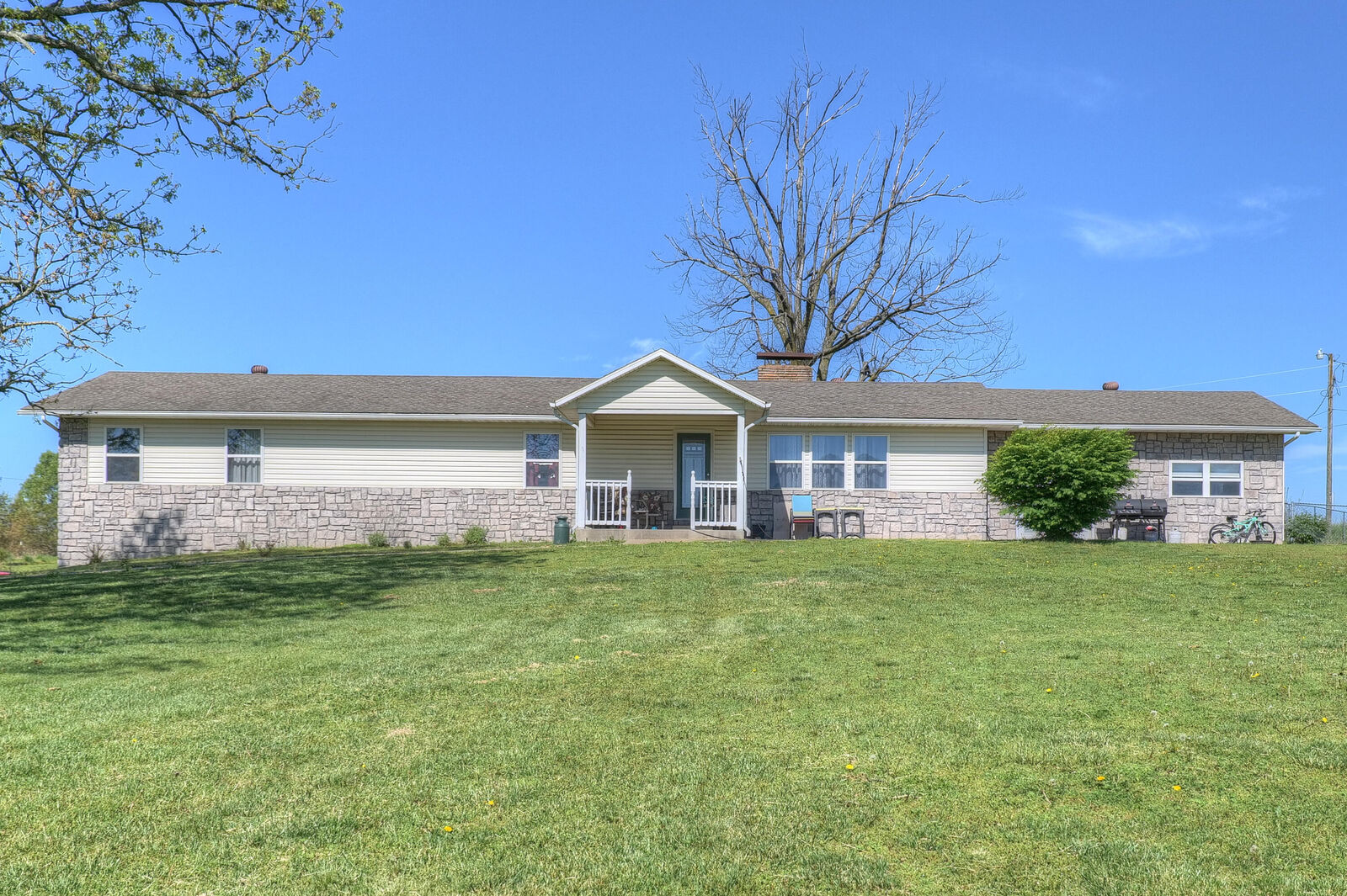 Property Photo: 1807 Dallas Road MO 64831