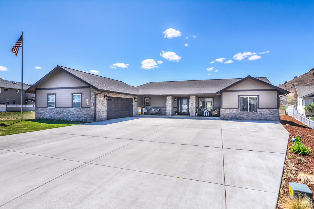 Property Photo: 209 SW Meadow Lakes Drive OR 97754
