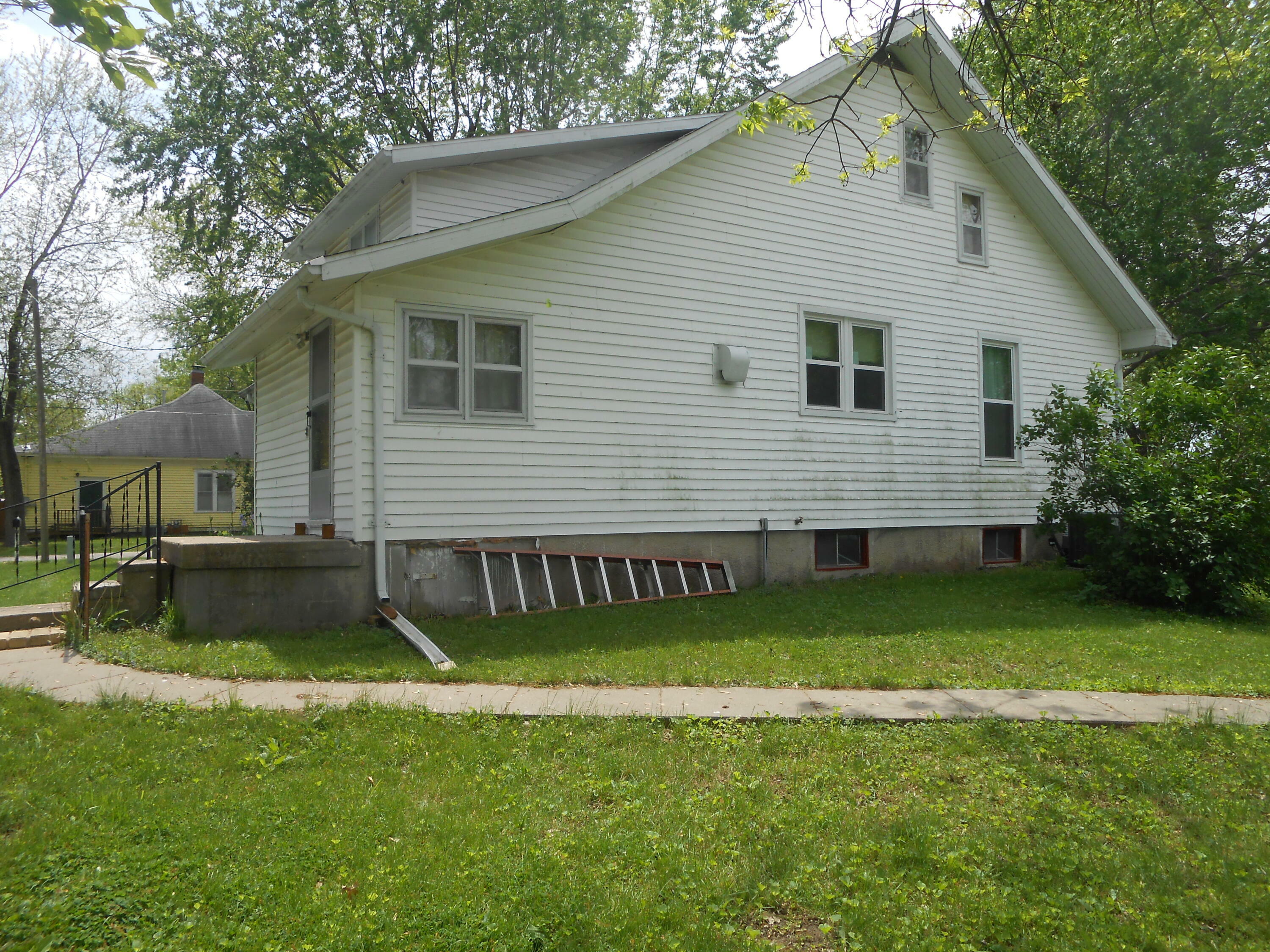 Property Photo:  201 Pine Street  MO 65231 