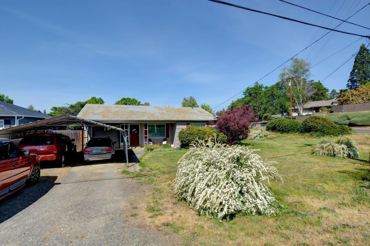 Property Photo: 690 S Modoc Avenue OR 97504
