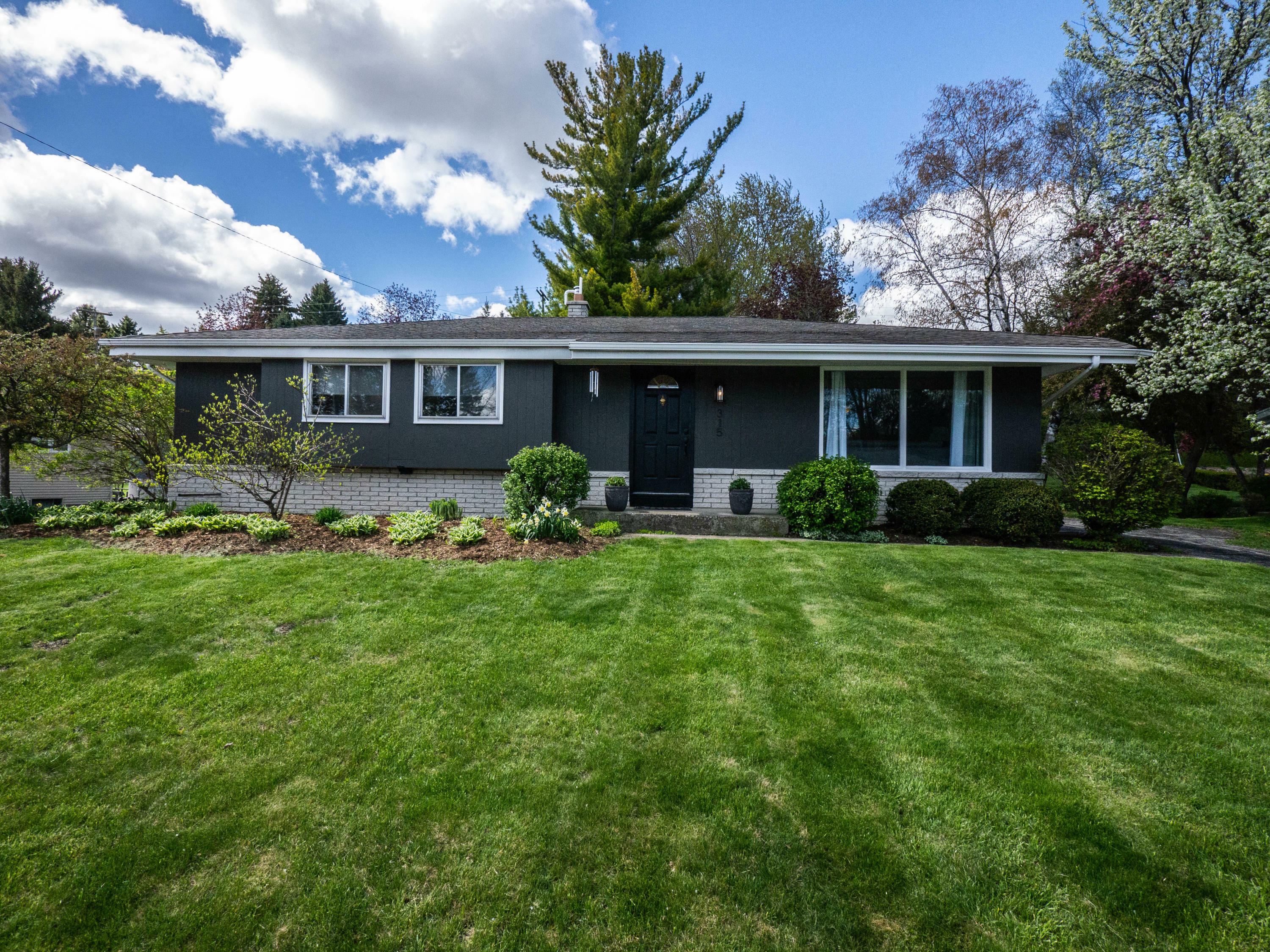 Property Photo:  315 Highland Dr  WI 53024 