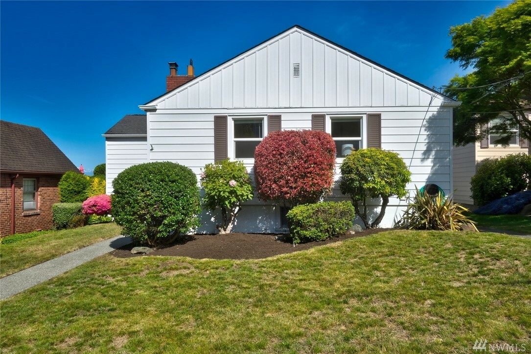 Property Photo: 5350 SW Admiral Wy WA 98116