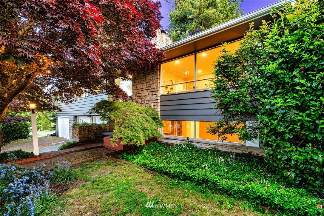 Property Photo:  705 N 203rd Street  WA 98133 