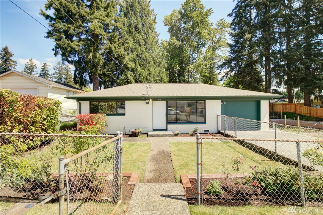 Property Photo:  618 Shelton Ave NE  WA 98056 