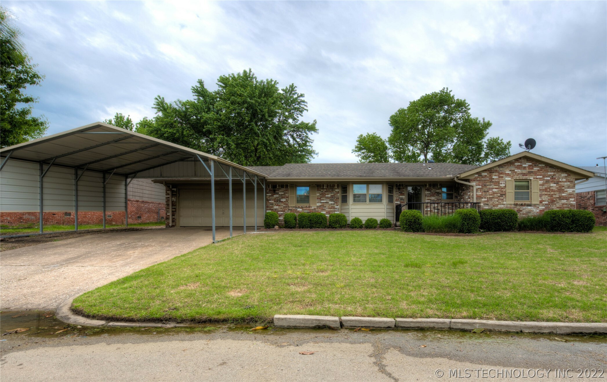 Property Photo:  1113 W Shawnee Avenue  OK 74048 