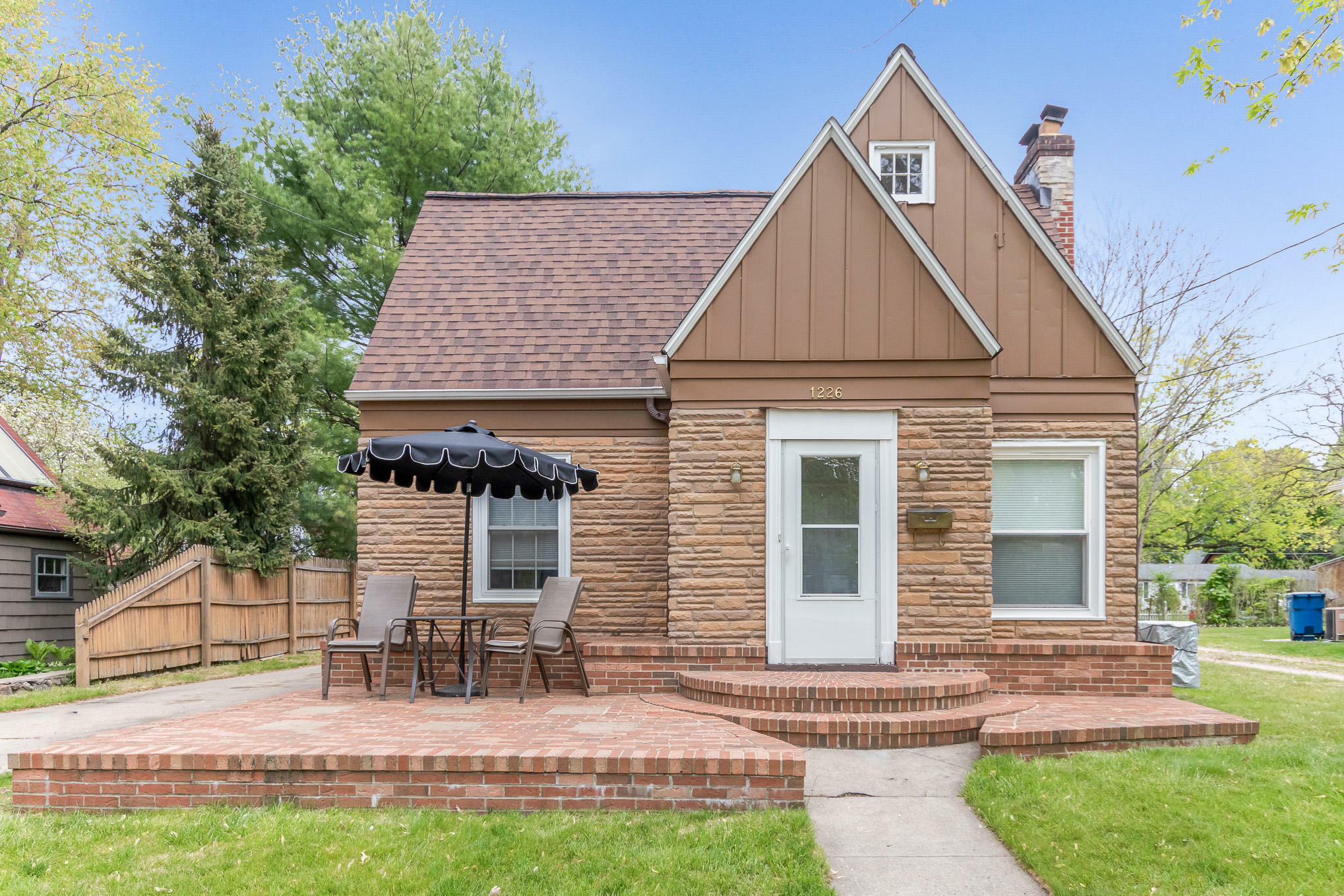 Property Photo:  1226 Stamford Avenue  MI 49048 