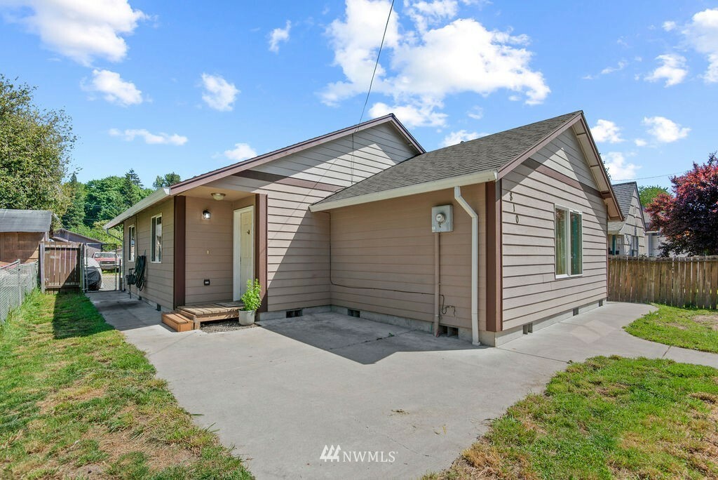 Property Photo:  810 N Pacific Avenue  WA 98626 