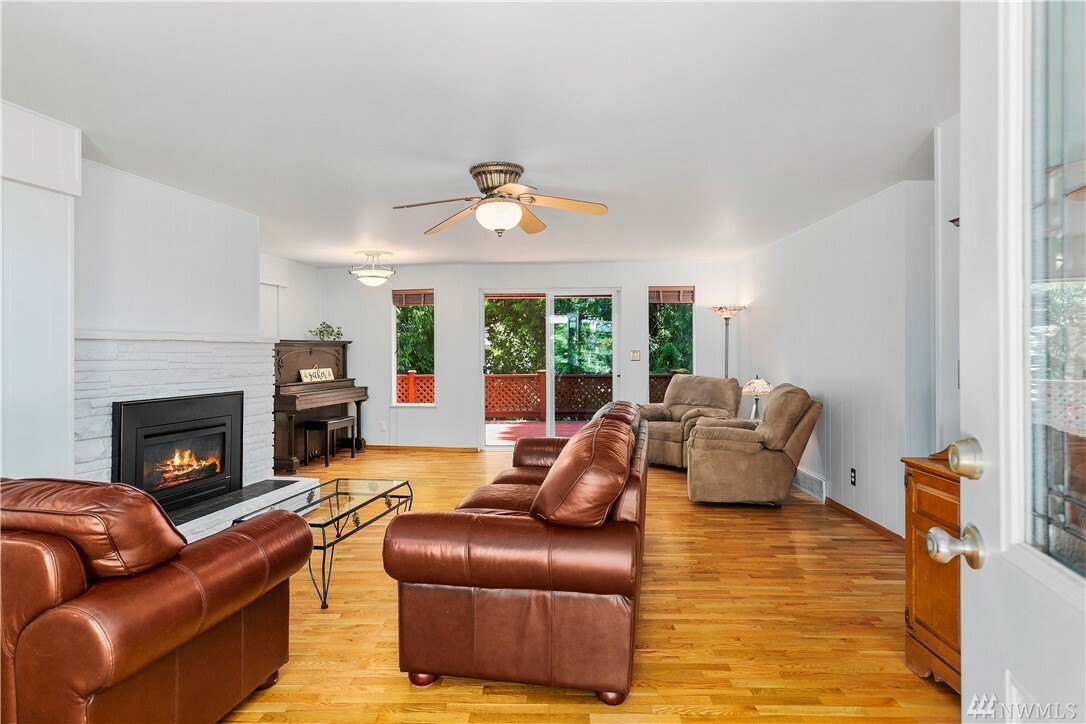Property Photo: 8005 242nd St SW WA 98026