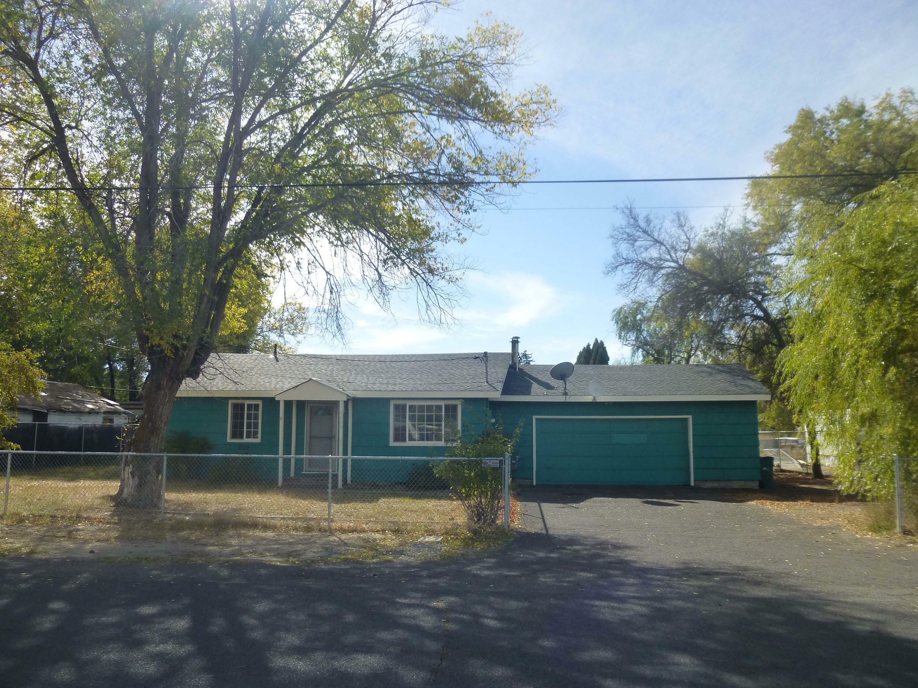 Property Photo:  4408 Bartlett Avenue  OR 97603 