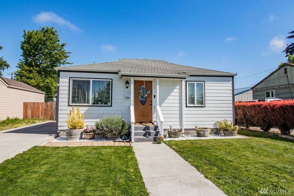 Property Photo:  3148 Hemlock St  WA 98632 