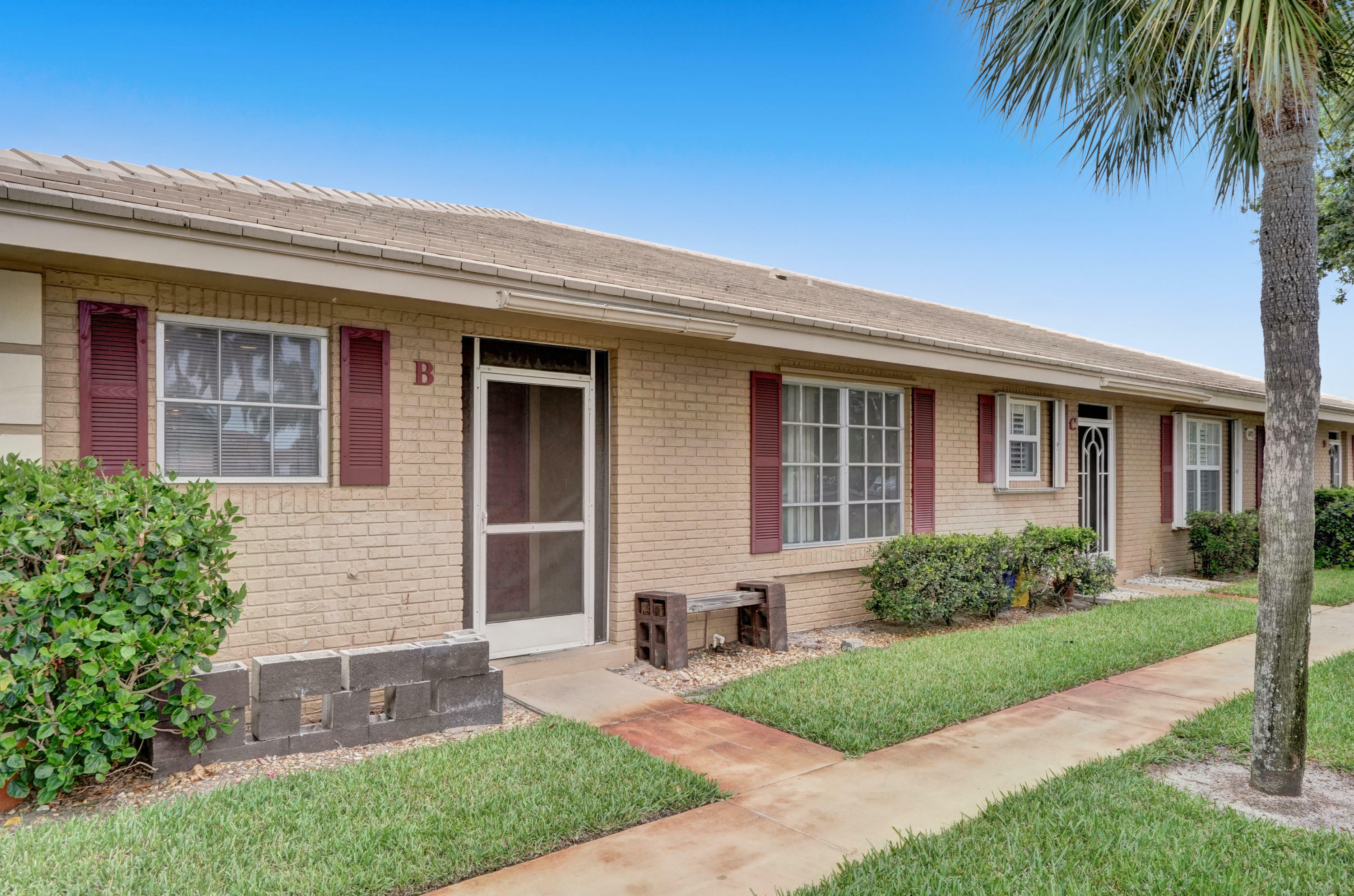 Property Photo:  1473 SW 27th Avenue 1B  FL 33426 