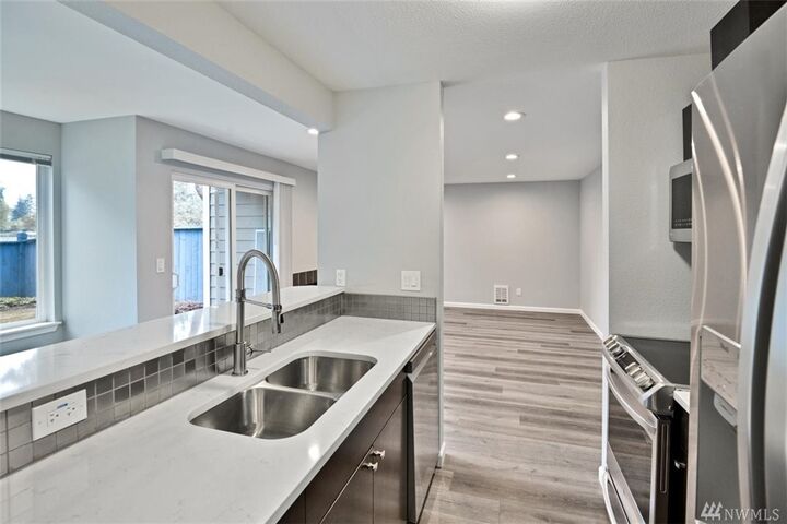 Property Photo:  802 Pike St NE F4  WA 98002 