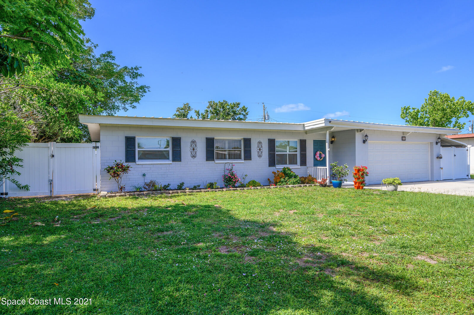 Property Photo: 255 Willow Avenue FL 32953
