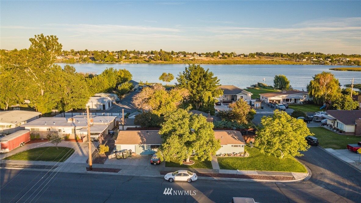 Property Photo: 1831 W Lakeside Drive WA 98837